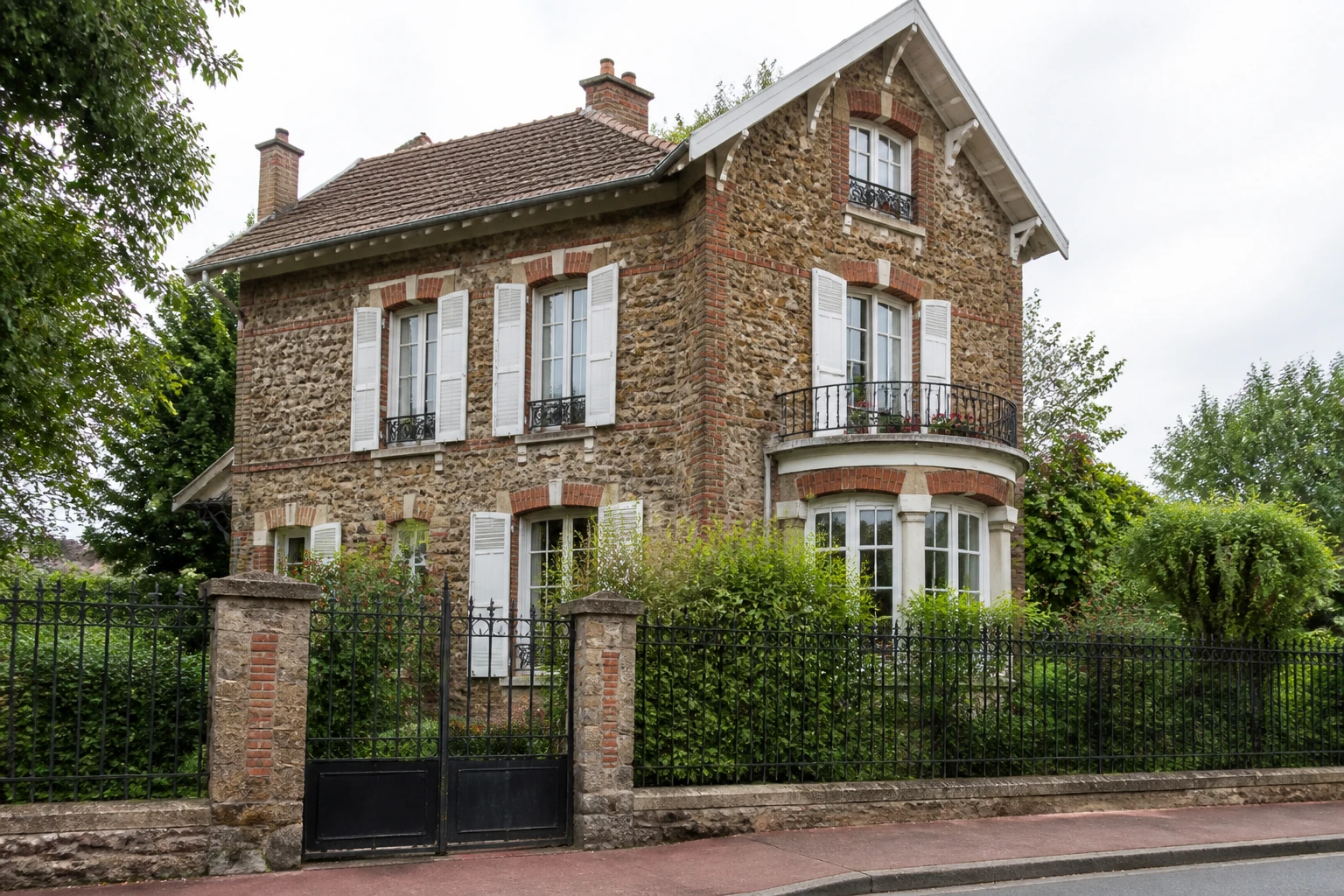 Maison meulière : avantages, inconvénients et coûts réels