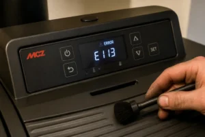 Poêle à pellet MCZ affichant un code erreur sur l'écran de contrôle, intérieur maison chauffée
