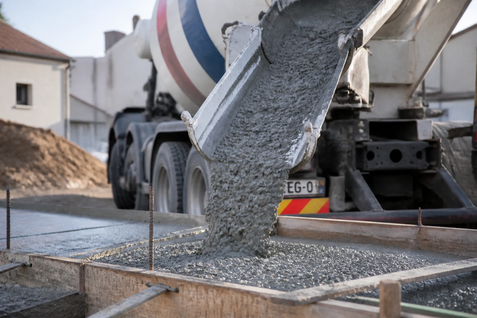 Toupie à béton déversant du béton frais sur un chantier résidentiel en France