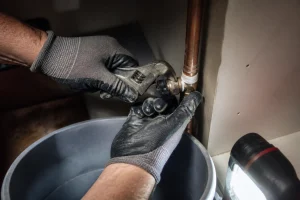 Installation d'un robinet autoperceur neuf sur une conduite en cuivre avec ruban PTFE