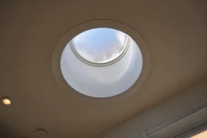 Puits de lumière installé en toiture avec traces de condensation sur le vitrage intérieur